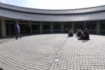 淡路夢舞台 国際会議場内の円形瓦屋根の中庭